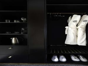 uma cozinha preta com roupas e sapatos brancos em Pullman Auckland Hotel & Apartments em Auckland