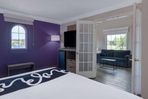 Кровать или кровати в номере La Quinta Inn by Wyndham Kansas City Lenexa +29 фотографий