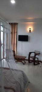 TV a/nebo společenská místnost v ubytování White Block Hotel & Resturant