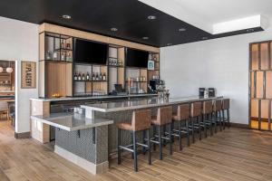 um bar num restaurante com bancos de bar em Hyatt Place Newark-Silicon Valley em Newark