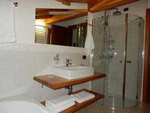 A bathroom at Villa Primula Még 37 kép
