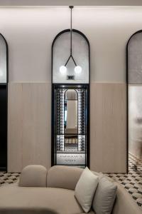 - un salon avec un canapé et un miroir dans l'établissement Motto By Hilton New York City Times Square, à New York