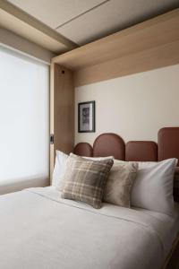 Кровать или кровати в номере Motto By Hilton New York City Times Square