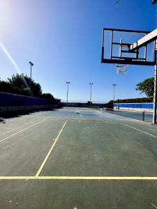 Tenis a/nebo squash v ubytování Habostan ceasarea, הבוסתן בקיסריה nebo okolí