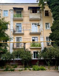 un edificio con ventanas y balcones en una calle en Humo Family Home en Tashkent