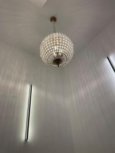 una lámpara de araña colgando del techo de una habitación en Der Vitihof Schanzenblick Suite, en Osnabrück