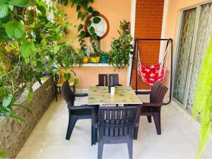 Residence Mish في ماهيبورغ: طاولة وكراسي على فناء به نباتات