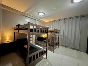 Katil dua tingkat atau katil-katil dua tingkat dalam bilik di Inn De Avenida, Makati