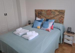 1 dormitorio con 1 cama con toallas en Peña de Francia, en Zamora