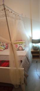 Dormitorio con cama con red en TRANGQUIL APARTMENTS, en Kitengela 