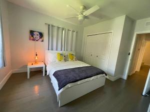 - une chambre avec un lit et un ventilateur de plafond dans l'établissement Best location Miami Brickell 3 bedroom Home, à Miami