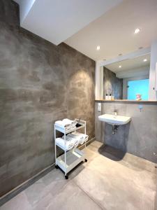 ein Badezimmer mit einem Waschbecken, einem WC und einem Spiegel in der Unterkunft City Centre Apartment in Nürnberg