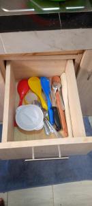 un cajón de madera con algunas herramientas en TRANGQUIL APARTMENTS, en Kitengela 