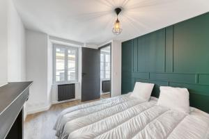 Ένα ή περισσότερα κρεβάτια σε δωμάτιο στο Appartement Hyper Centre Evian - Côté Théâtre