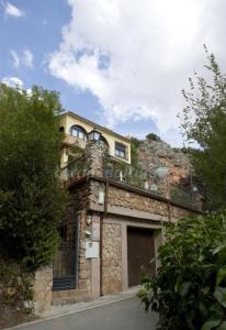 un edificio con balcón en la parte superior en Casa Rural Noel en Parque Natural Lagunas de Ruidera en Ossa de Montiel