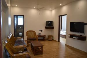 A television and/or entertainment centre at Hotel NT Grand Yercaud