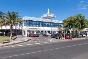 un parking avec des voitures garées devant un bâtiment dans l'établissement La Casa Blanca a smart and sunny,3 bedrooms house, à San Bartolomé