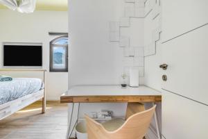 - une chambre avec un lit et un bureau avec un lit dans l'établissement La Casa Blanca a smart and sunny,3 bedrooms house, à San Bartolomé