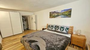 ein Schlafzimmer mit einem großen Bett und Holzboden in der Unterkunft Rent a Radl in Trebesing