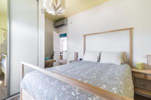 une chambre avec un grand lit dans une pièce dans l'établissement La Casa Blanca a smart and sunny,3 bedrooms house, à San Bartolomé 26 autres photos