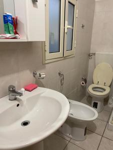 ラグーザにあるAffitti brevi "Max FORTUNA"のバスルーム(白い洗面台、トイレ付)