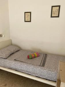Een bed of bedden in een kamer bij Affitti brevi "Max FORTUNA"