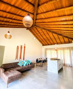 - un salon avec un canapé et une table dans l'établissement Casa Jardim das Bromélias, à Marau