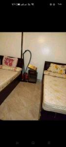 een kamer met 2 bedden in een kamer bij سيدى بشر in Alexandrië