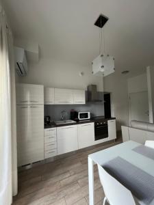 A kitchen or kitchenette at Appartamento Noi Due