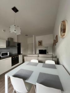 A kitchen or kitchenette at Appartamento Noi Due