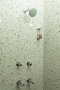 un bancone del bagno con due rubinetti e uno specchio di Aruna Residency a Sankarankovil