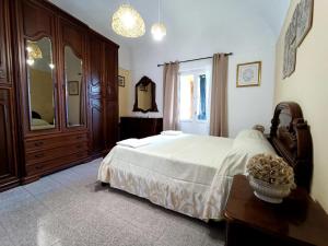 een slaapkamer met een bed, een dressoir en een spiegel bij La Finestra sul Corso in Bucchianico