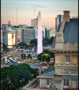 Vistas a una ciudad con un edificio y una calle en Teatro Colón Buenos Aires en Buenos Aires