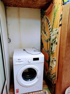 - un lave-linge et un sèche-linge dans une petite pièce dans l'établissement le loft, à Sainte-Marie