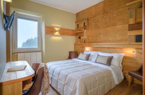 Un dormitorio con una cama grande y una ventana en Ovindoli Park Hotel & SPA en Ovindoli