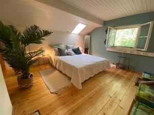 1 dormitorio con 1 cama y una maceta en Dachgeschoss im Künstlerhaus en Samerberg