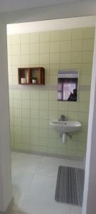 La salle de bains est pourvue d'un lavabo et d'un miroir. dans l'établissement Esteem Guesthouse, à Okakarara