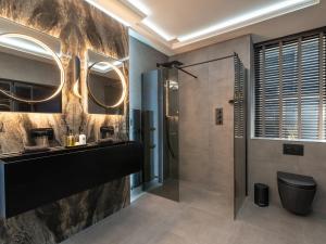 uma casa de banho com um chuveiro, um lavatório e um WC. em Luxury City Centre Oasis - Lux Spa Bath - Romantic em Edimburgo