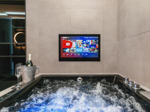 jacuzzi num quarto com televisão em Luxury City Centre Oasis - Lux Spa Bath - Romantic em Edimburgo