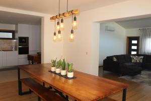 una sala de estar con una mesa de madera con plantas. en Casa dos Amigos - Arouca, en Arouca