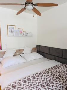 - une chambre avec un lit et un ventilateur de plafond dans l'établissement Vienna GoldMol Apartments Central, à Vienne