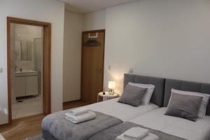 アロウカにあるCasa dos Amigos - Aroucaのベッドとタオル2枚のある寝室 +37枚の写真