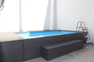 アロウカにあるCasa dos Amigos - Aroucaの窓付きの客室で、ジャクジータブが備わります。