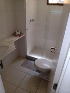 ein Badezimmer mit Dusche, Toilette und Waschbecken in der Unterkunft Tranquilidade e diversão in Mangaratiba
