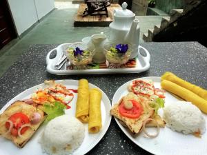 dois pratos de comida numa mesa com arroz em Ella C&D Paradise em Ella