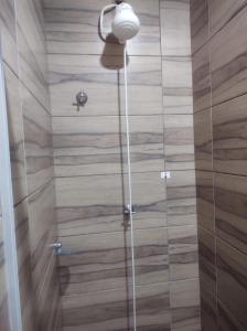 y baño con ducha y puerta de cristal. en Kata Suites Floripa, en Florianópolis