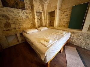 Un pat sau paturi într-o cameră la Petra Hotel & Coffee House