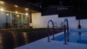 Bazén v ubytování ZAGREB HOUSE MEDVEŠČINA/WITH POOL nebo v jeho okolí