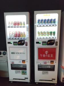 dos máquinas expendedoras con refrescos y bebidas en ellas en Hotel Route-Inn Hitachitaga, en Hitachi