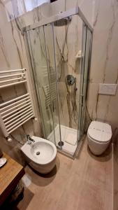 een badkamer met een douche, een toilet en een wastafel bij Romerooms Condotti in Rome